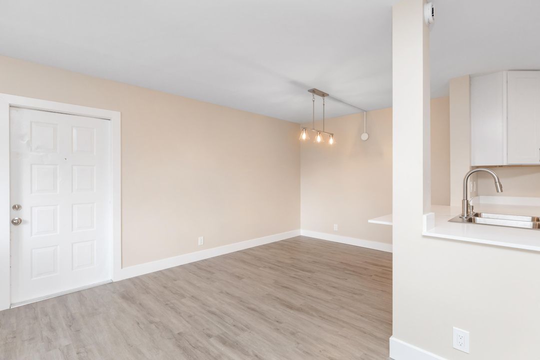 Active With Contract: $2,550 (3 beds, 2 baths, 1217 Square Feet)