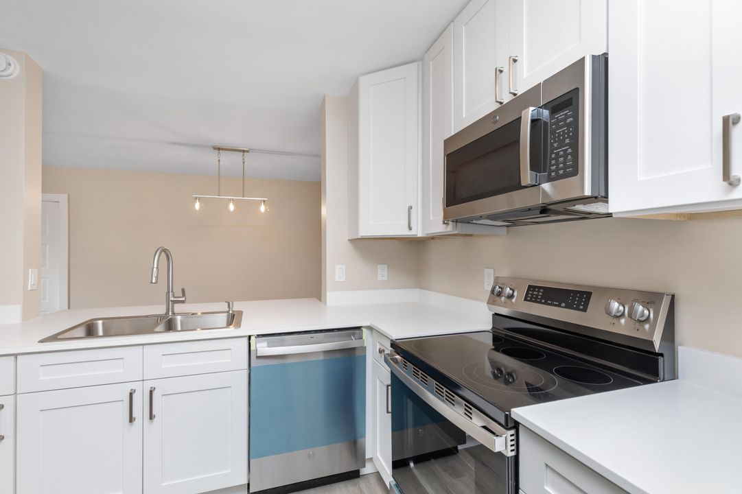 Active With Contract: $2,550 (3 beds, 2 baths, 1217 Square Feet)