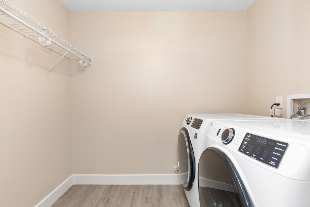 Active With Contract: $2,550 (3 beds, 2 baths, 1217 Square Feet)