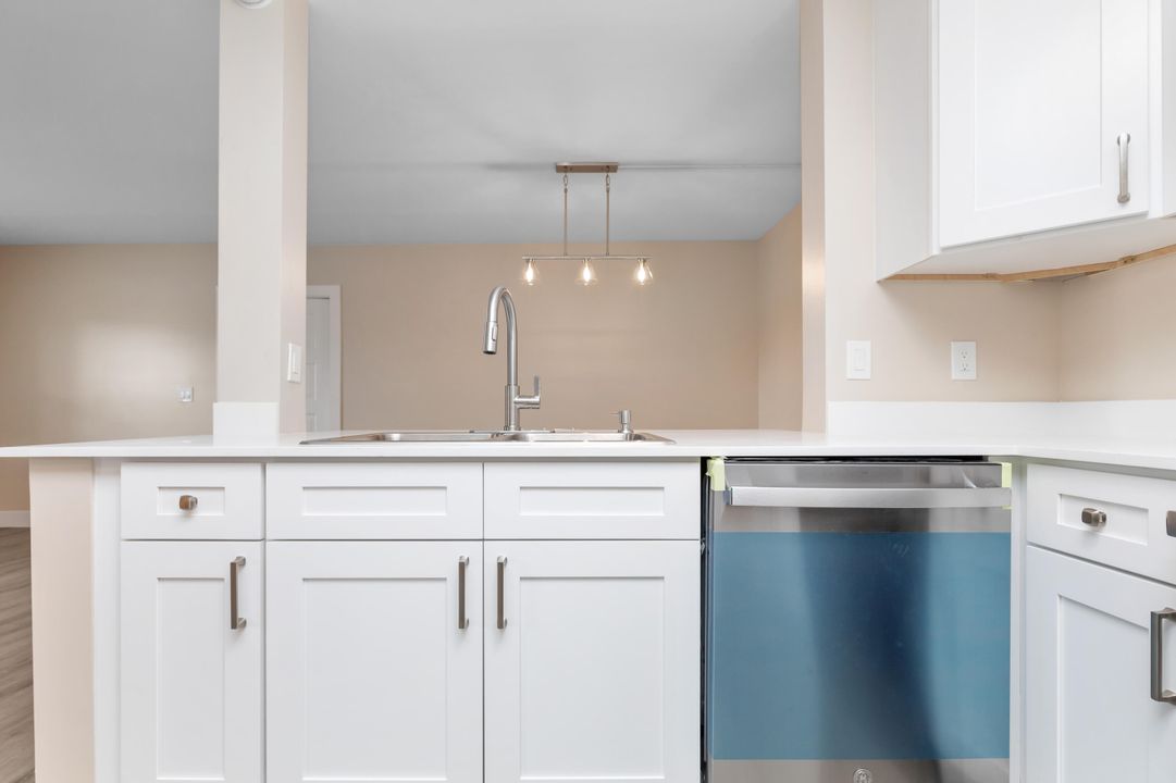 Active With Contract: $2,550 (3 beds, 2 baths, 1217 Square Feet)