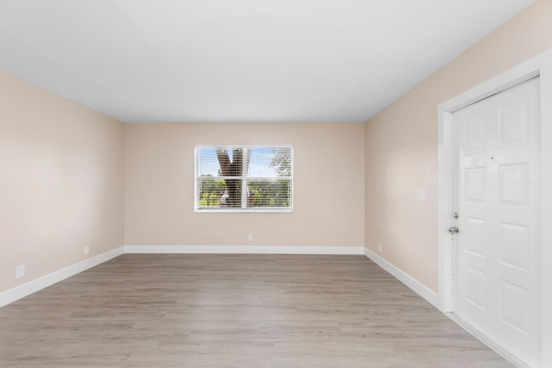 Active With Contract: $2,550 (3 beds, 2 baths, 1217 Square Feet)