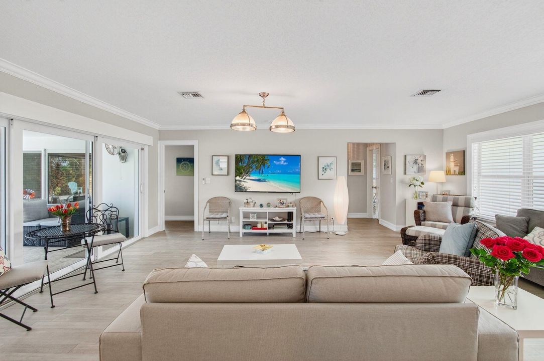 合同活跃: $1,975,000 (3 贝兹, 2 浴室, 1679 平方英尺)