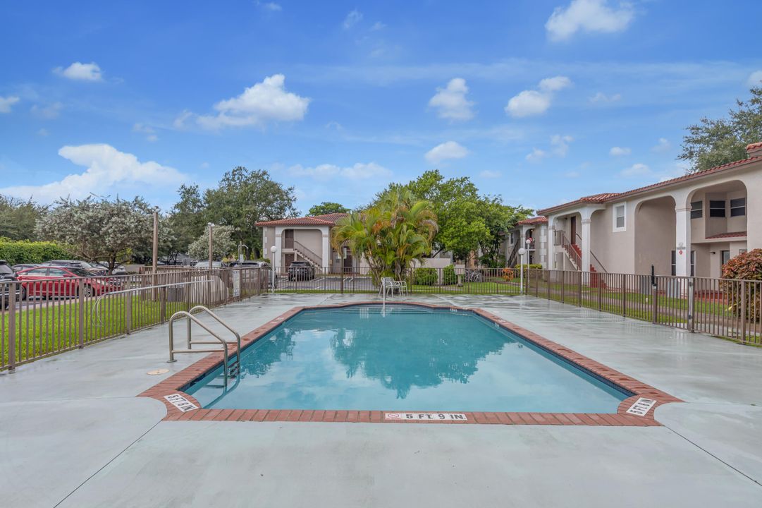 Active With Contract: $2,550 (3 beds, 2 baths, 1217 Square Feet)