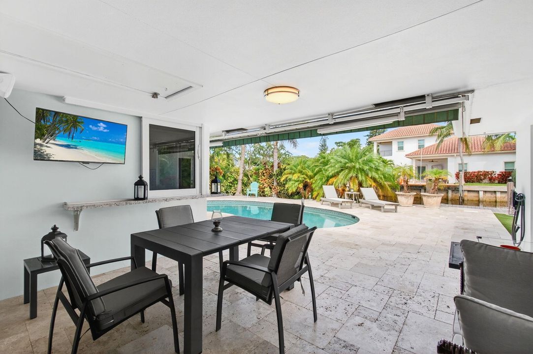 合同活跃: $1,975,000 (3 贝兹, 2 浴室, 1679 平方英尺)