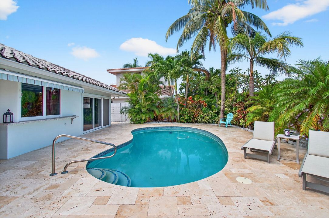 合同活跃: $1,975,000 (3 贝兹, 2 浴室, 1679 平方英尺)