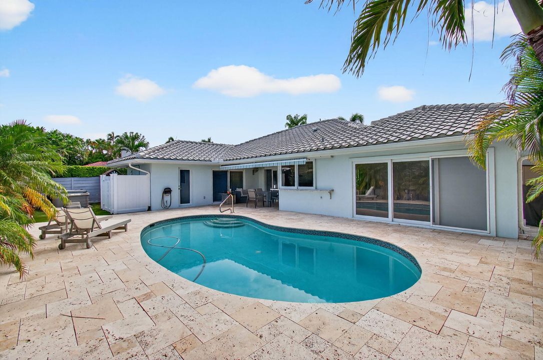 合同活跃: $1,975,000 (3 贝兹, 2 浴室, 1679 平方英尺)