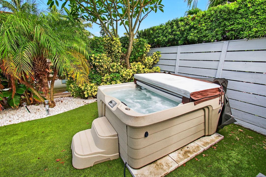 合同活跃: $1,975,000 (3 贝兹, 2 浴室, 1679 平方英尺)