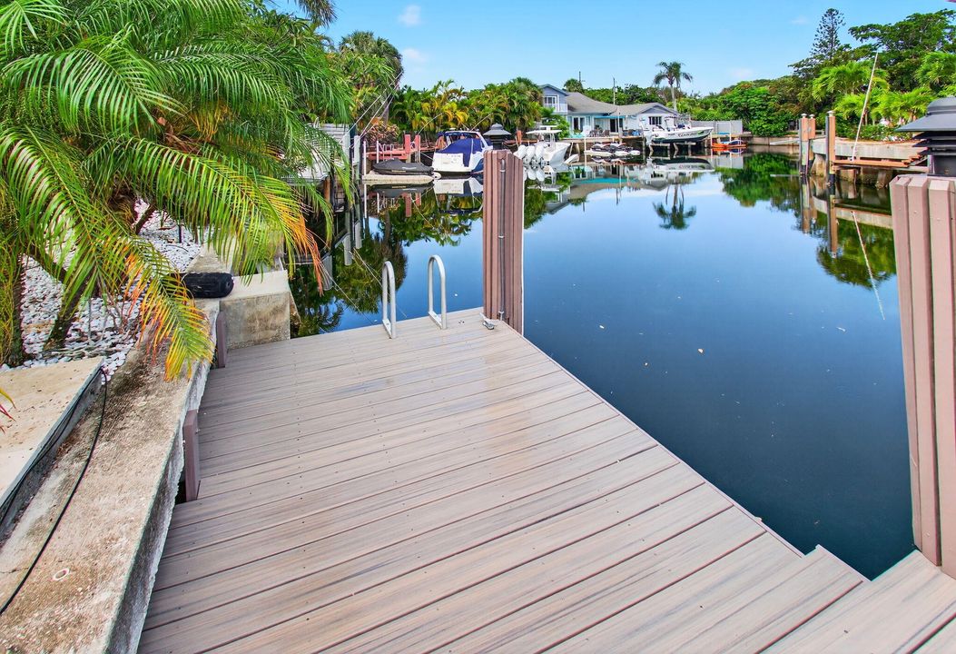 合同活跃: $1,975,000 (3 贝兹, 2 浴室, 1679 平方英尺)