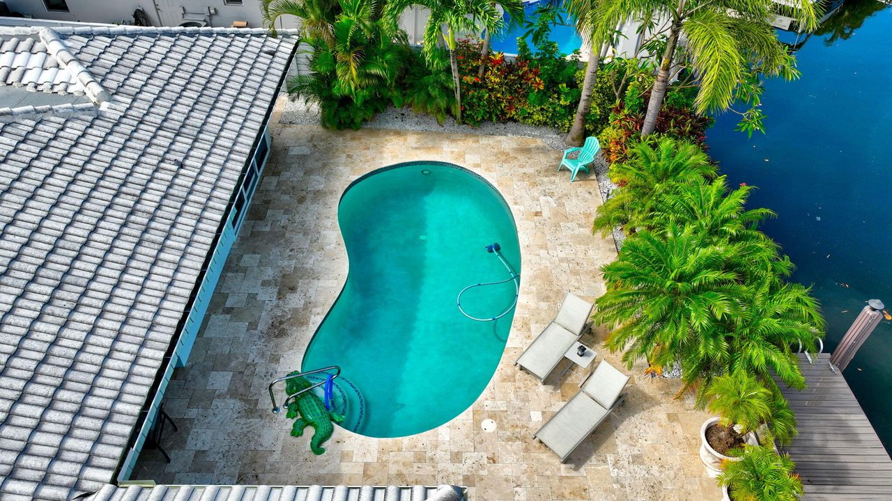 合同活跃: $1,975,000 (3 贝兹, 2 浴室, 1679 平方英尺)