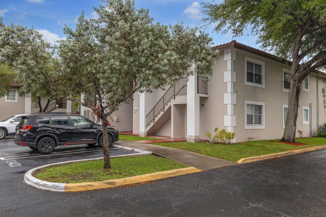 Active With Contract: $2,550 (3 beds, 2 baths, 1217 Square Feet)