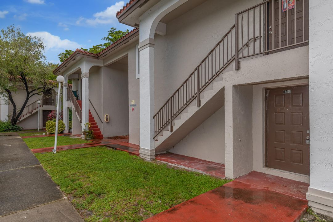 Active With Contract: $2,550 (3 beds, 2 baths, 1217 Square Feet)