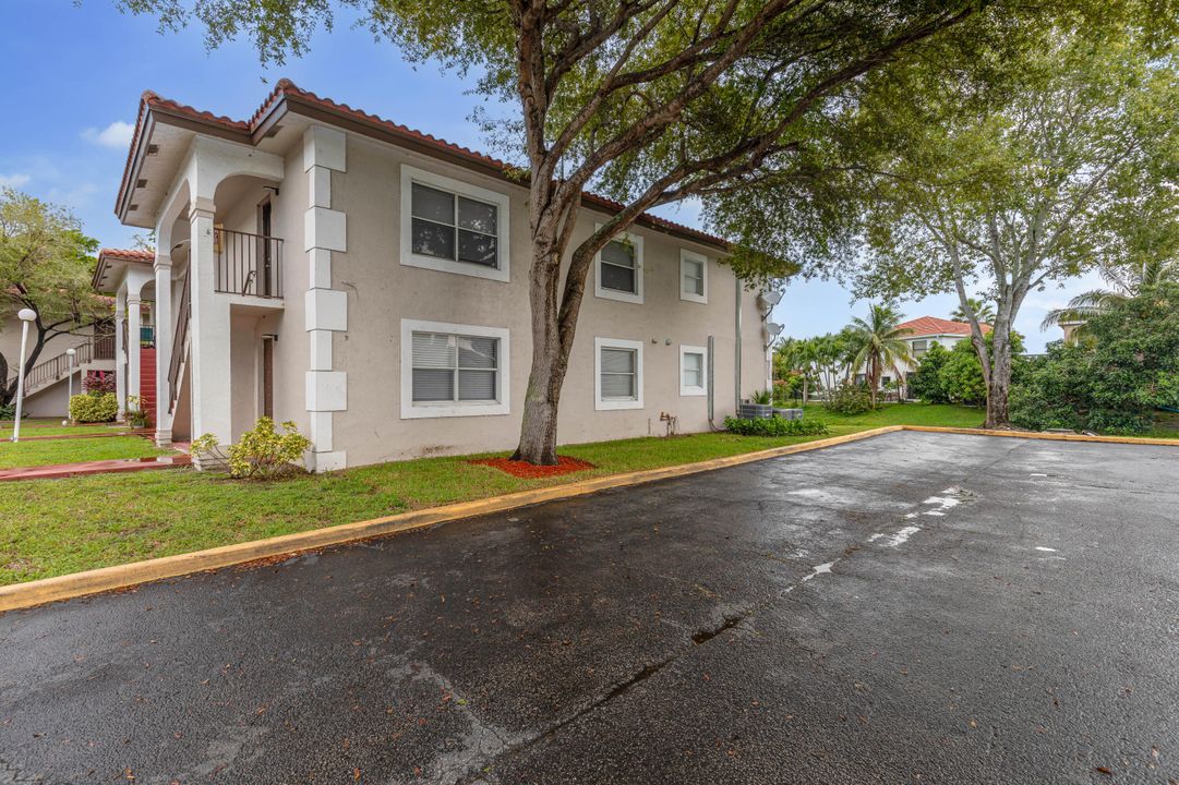 Active With Contract: $2,550 (3 beds, 2 baths, 1217 Square Feet)