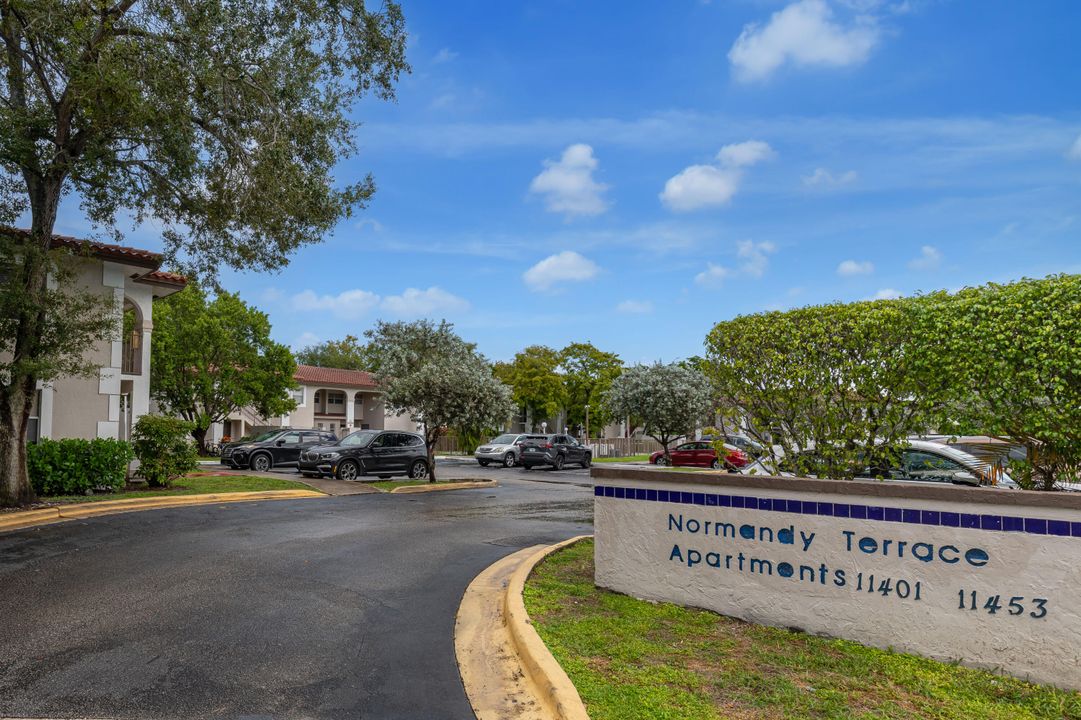 Active With Contract: $2,550 (3 beds, 2 baths, 1217 Square Feet)