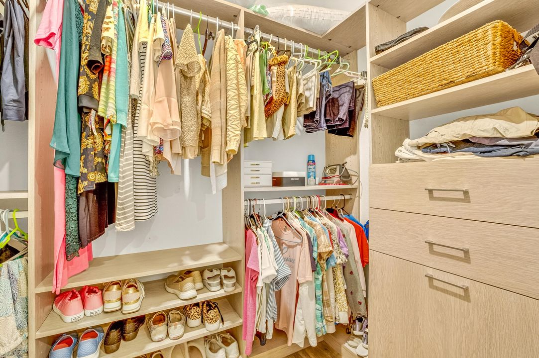 For Sale: $449,999 (3 beds, 2 baths, 1869 Square Feet)