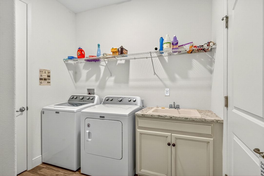 For Sale: $449,999 (3 beds, 2 baths, 1869 Square Feet)