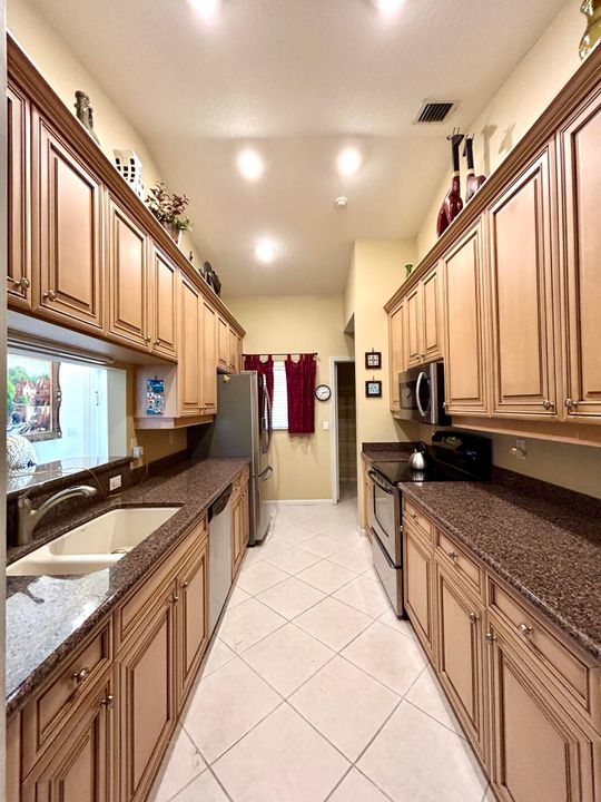 待售: $425,900 (2 贝兹, 2 浴室, 1738 平方英尺)