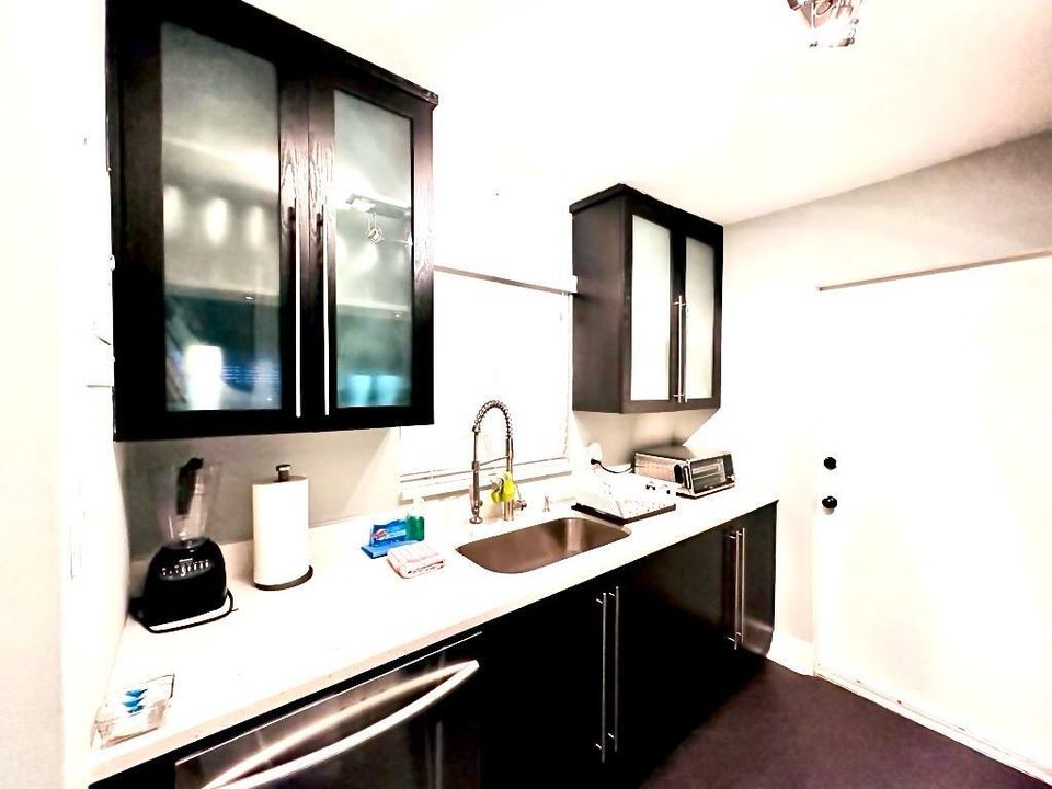 For Rent: $2,700 (1 beds, 1 baths, 792 Square Feet)