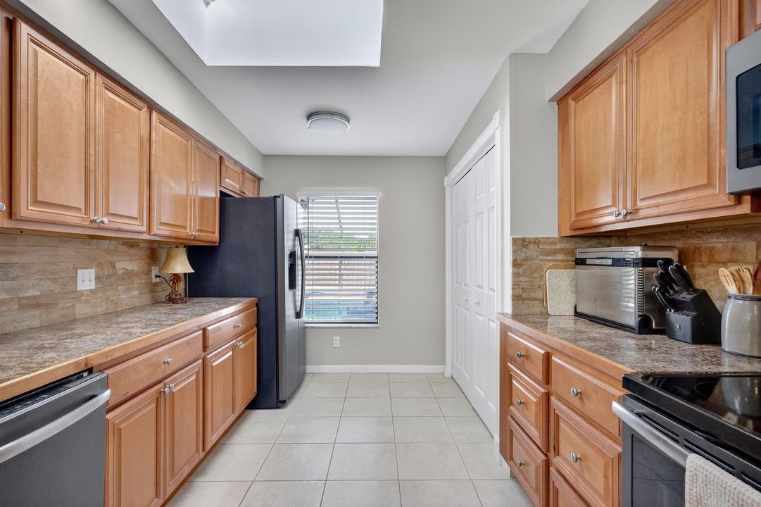 Activo con contrato: $412,810 (4 camas, 2 baños, 1788 Pies cuadrados)