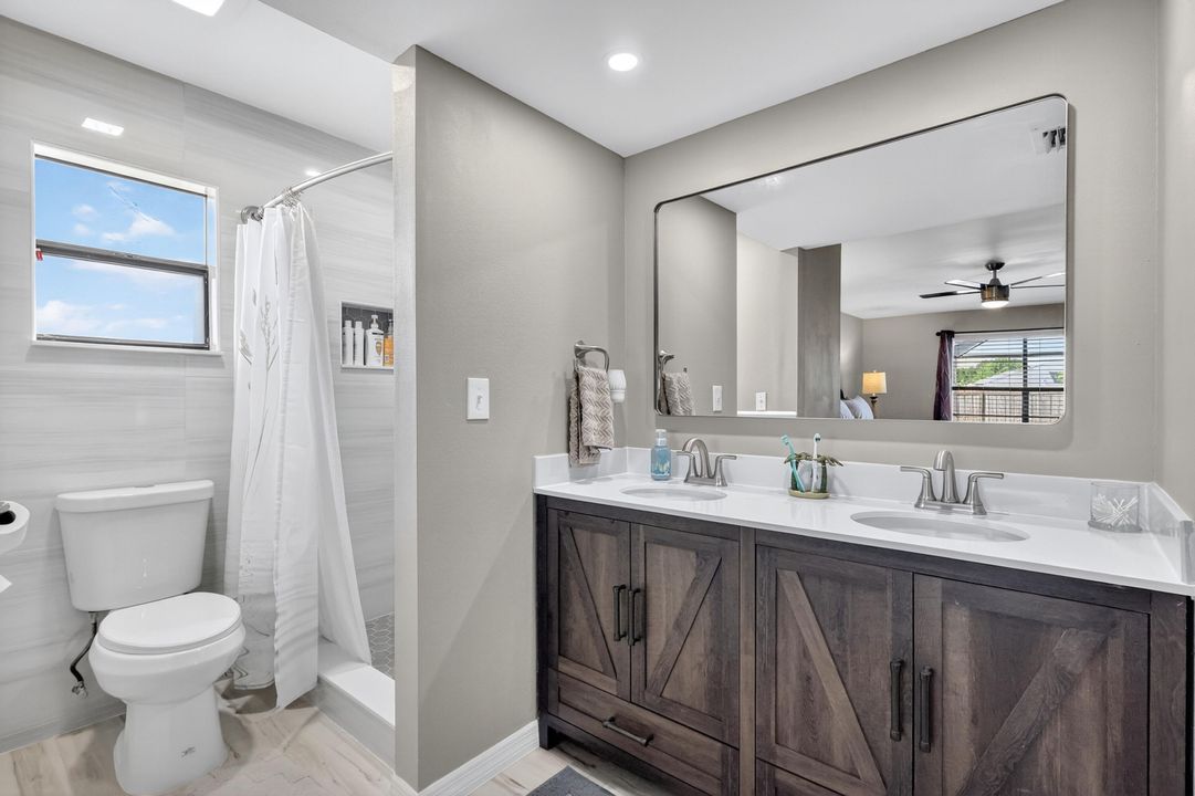 Activo con contrato: $412,810 (4 camas, 2 baños, 1788 Pies cuadrados)