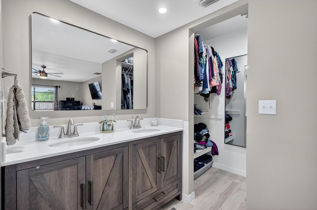 Activo con contrato: $412,810 (4 camas, 2 baños, 1788 Pies cuadrados)