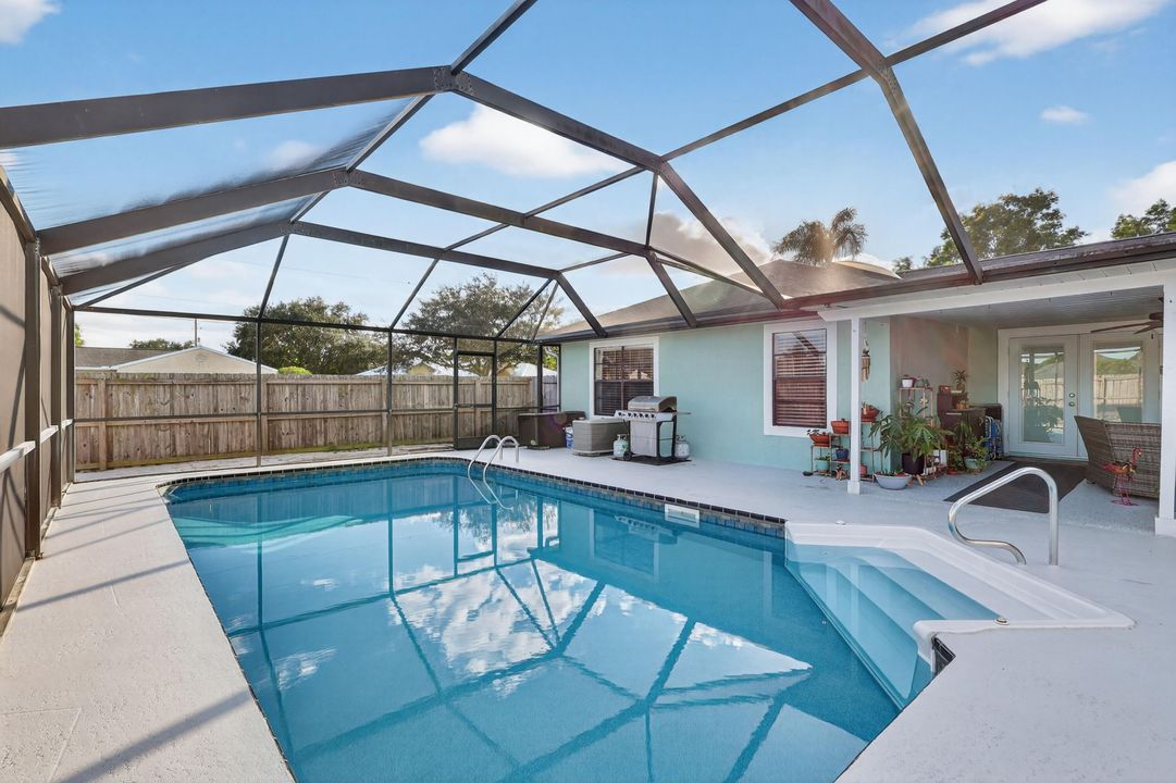 Activo con contrato: $412,810 (4 camas, 2 baños, 1788 Pies cuadrados)