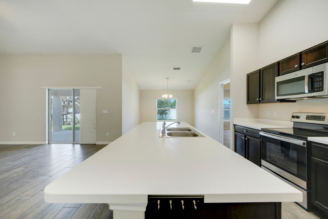 For Sale: $454,900 (4 beds, 2 baths, 1915 Square Feet)