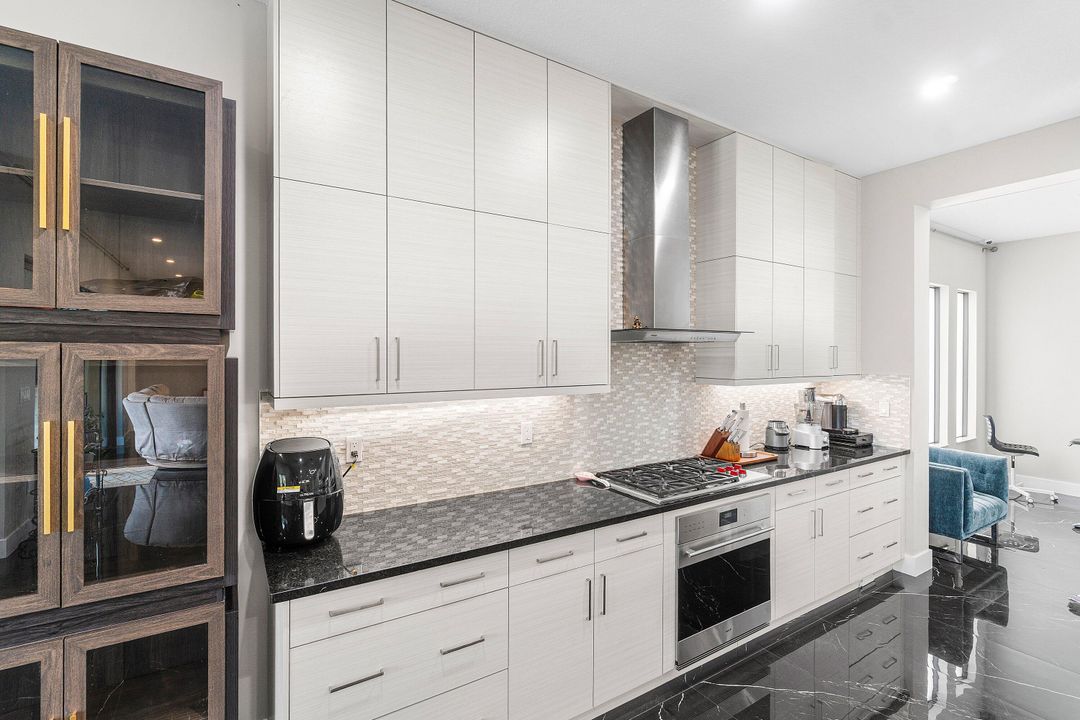 Active With Contract: $2,200,000 (5 beds, 7 baths, 4484 Square Feet)