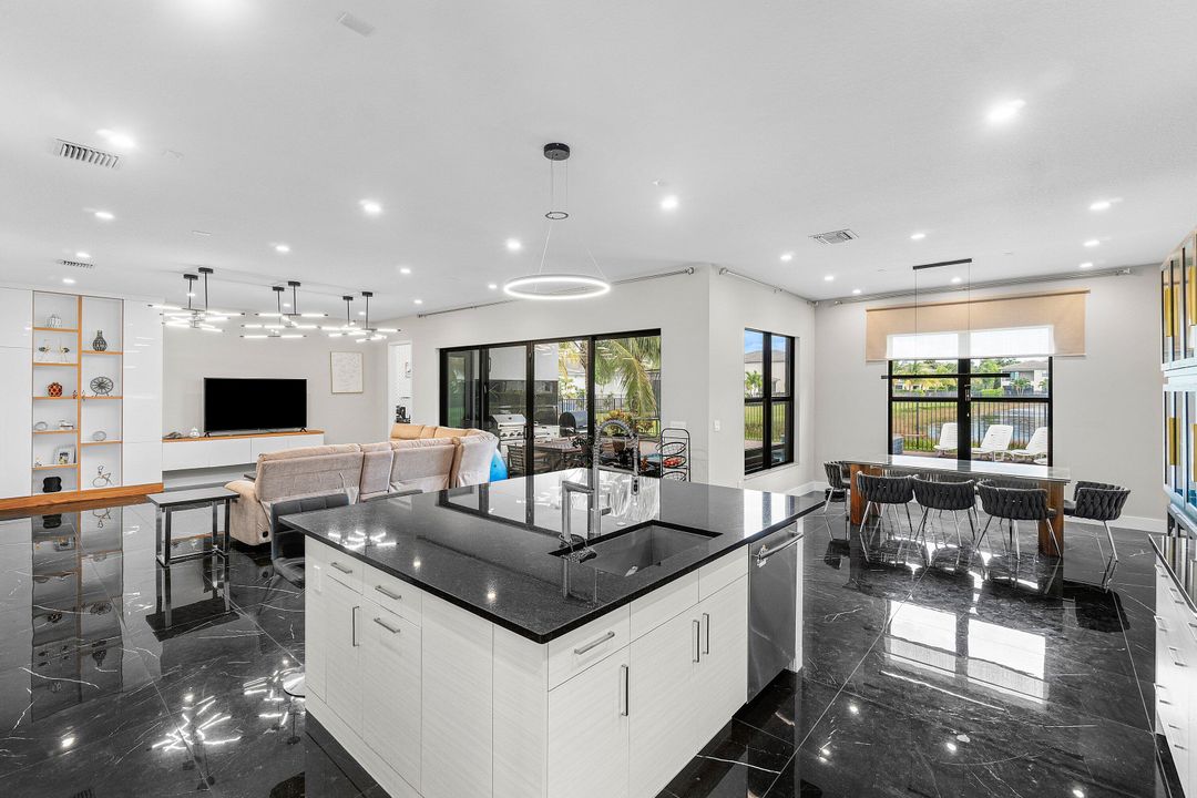 Active With Contract: $2,200,000 (5 beds, 7 baths, 4484 Square Feet)