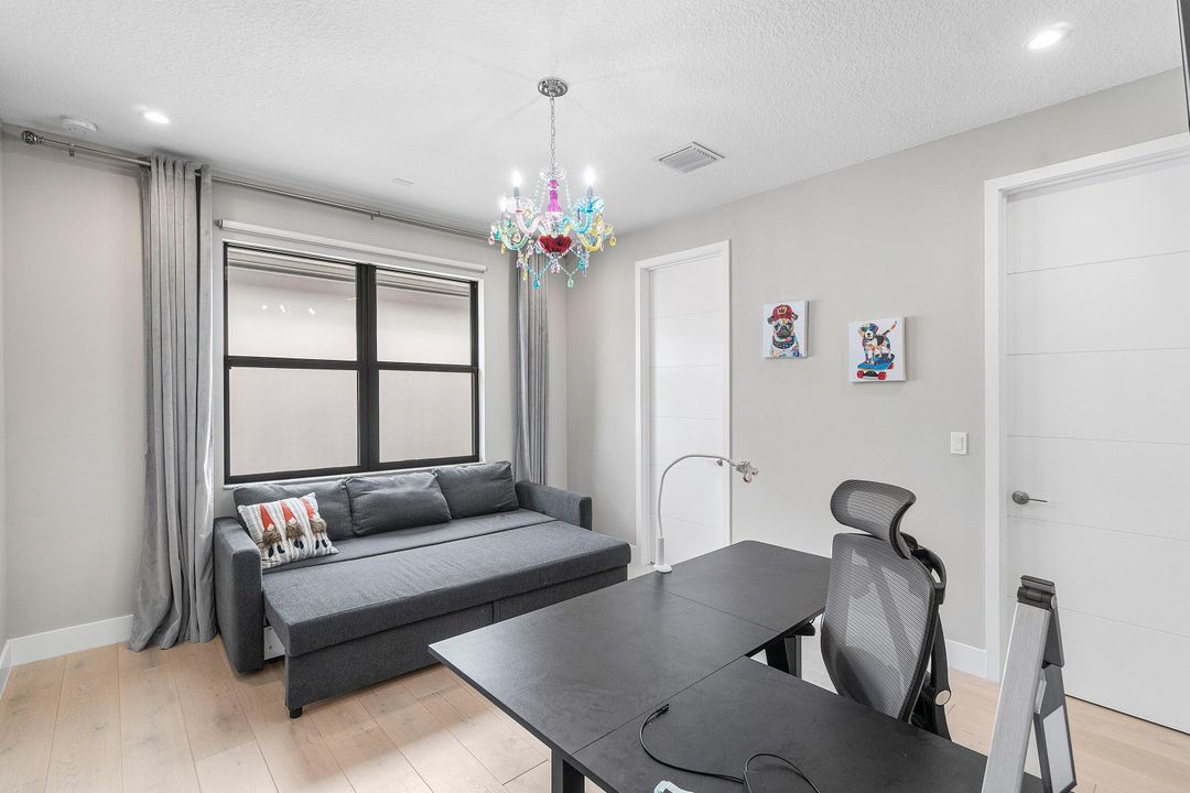 Active With Contract: $2,200,000 (5 beds, 7 baths, 4484 Square Feet)