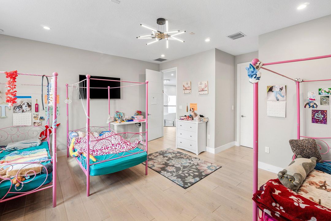 Active With Contract: $2,200,000 (5 beds, 7 baths, 4484 Square Feet)