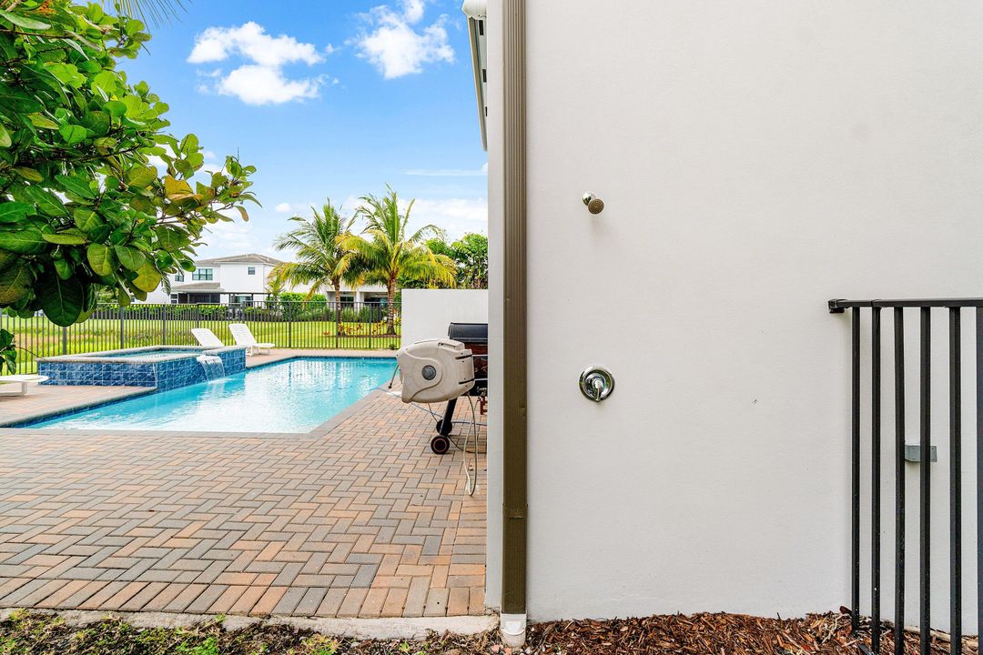 Active With Contract: $2,200,000 (5 beds, 7 baths, 4484 Square Feet)