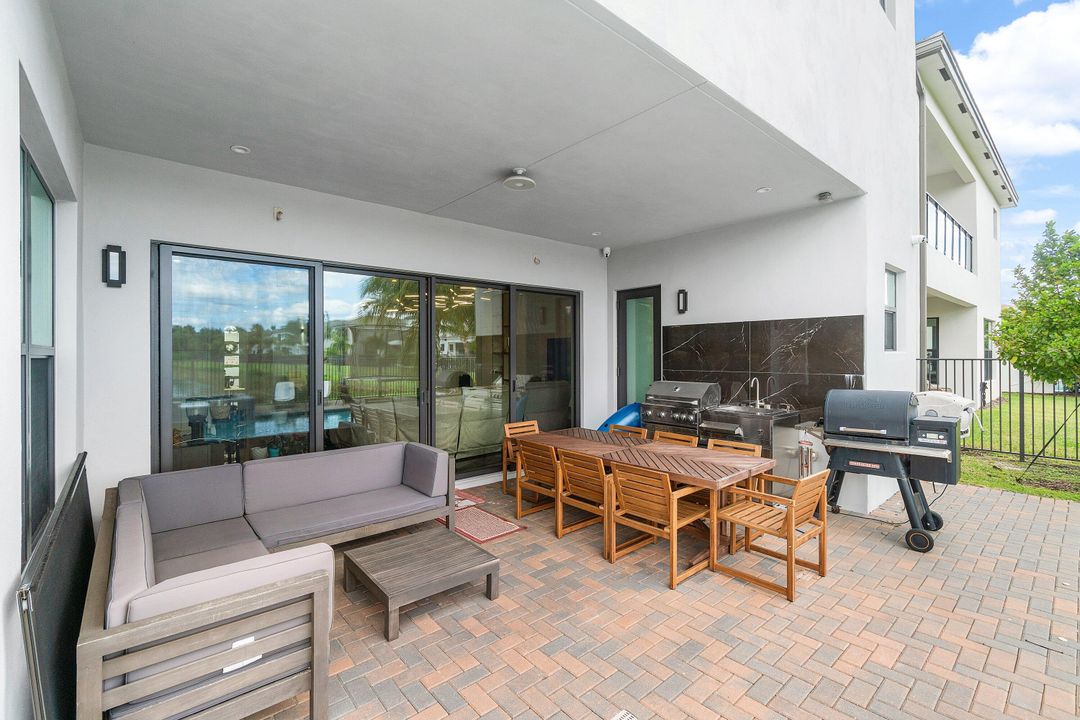 Active With Contract: $2,200,000 (5 beds, 7 baths, 4484 Square Feet)