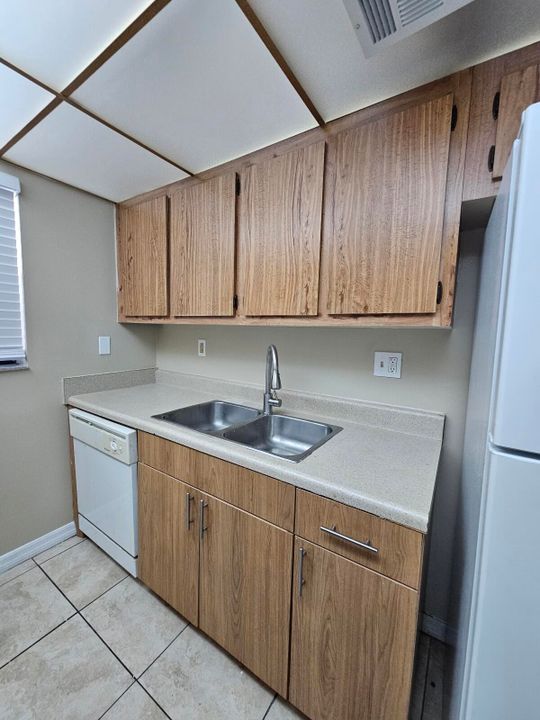 For Rent: $1,500 (1 beds, 1 baths, 775 Square Feet)