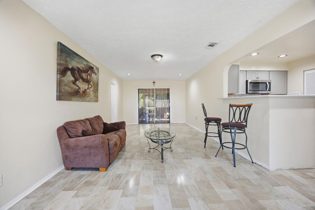 For Sale: $335,000 (5 beds, 2 baths, 1500 Square Feet)