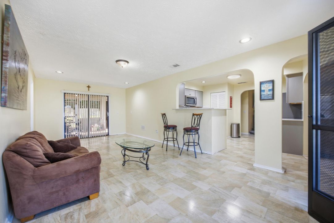 For Sale: $335,000 (5 beds, 2 baths, 1500 Square Feet)