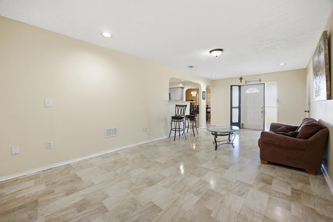 For Sale: $335,000 (5 beds, 2 baths, 1500 Square Feet)