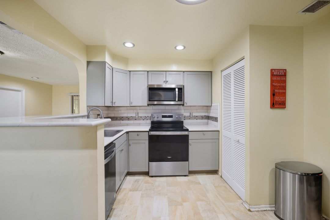 For Sale: $335,000 (5 beds, 2 baths, 1500 Square Feet)