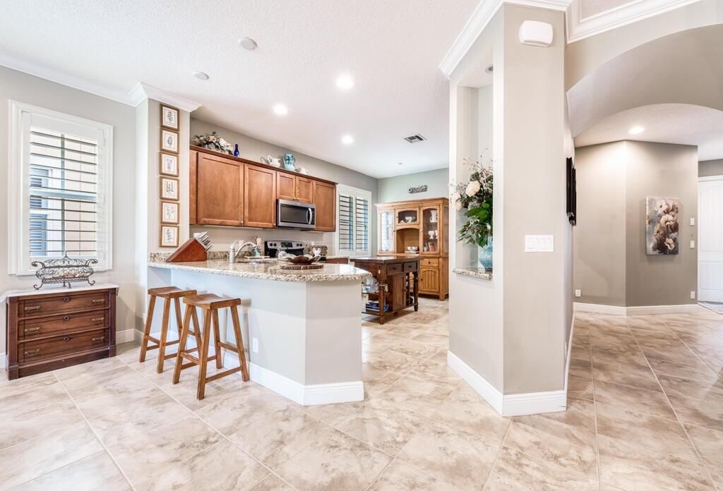 合同活跃: $3,500 (3 贝兹, 2 浴室, 2278 平方英尺)