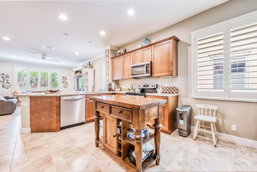 合同活跃: $3,500 (3 贝兹, 2 浴室, 2278 平方英尺)