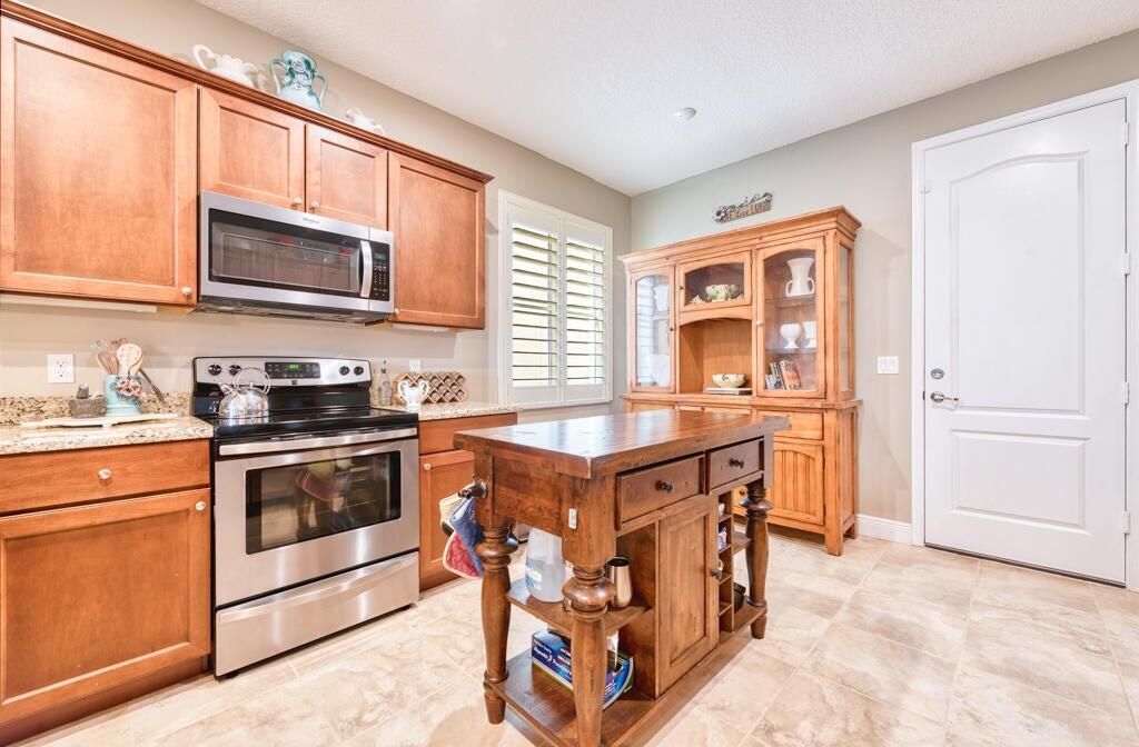 合同活跃: $3,500 (3 贝兹, 2 浴室, 2278 平方英尺)