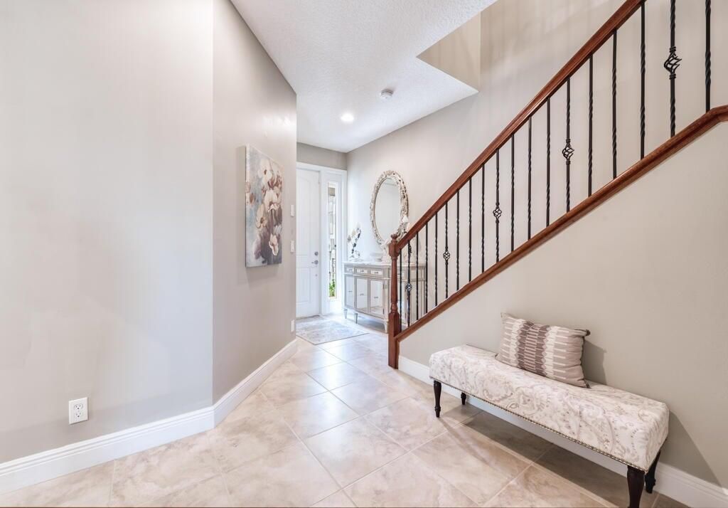 合同活跃: $3,500 (3 贝兹, 2 浴室, 2278 平方英尺)