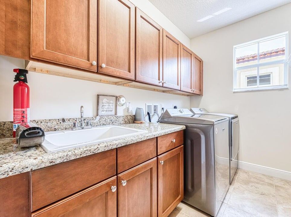 合同活跃: $3,500 (3 贝兹, 2 浴室, 2278 平方英尺)