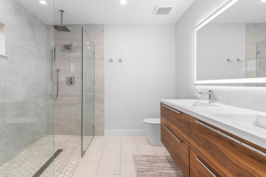 For Sale: $2,650,000 (3 beds, 2 baths, 1934 Square Feet)