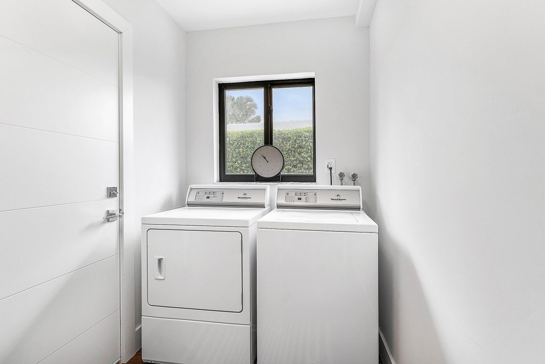 For Sale: $2,650,000 (3 beds, 2 baths, 1934 Square Feet)