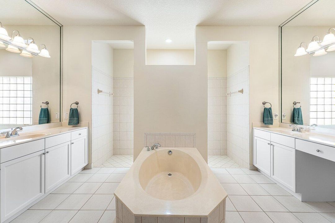 Под контрактом: $830,000 (5 спален, 3 ванн, 2980 Квадратных фут)