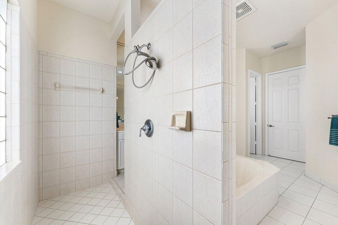 Под контрактом: $830,000 (5 спален, 3 ванн, 2980 Квадратных фут)