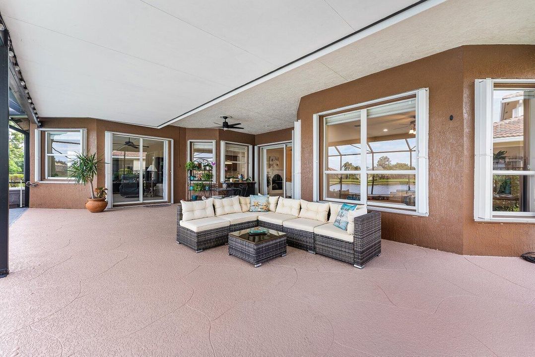 Под контрактом: $830,000 (5 спален, 3 ванн, 2980 Квадратных фут)