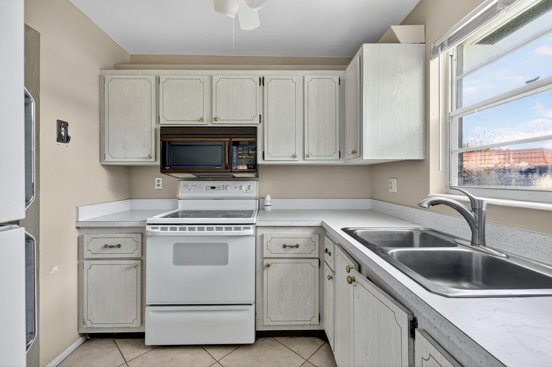 Под контрактом: $96,000 (2 спален, 2 ванн, 1089 Квадратных фут)