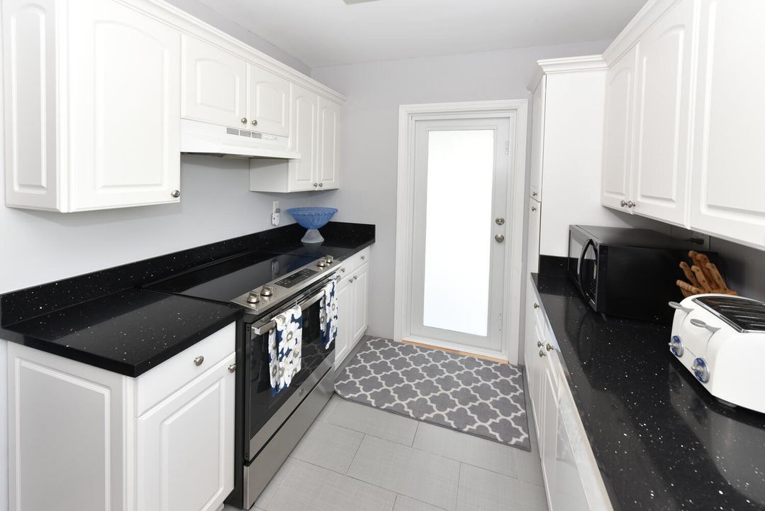 Active With Contract: $924,900 (3 beds, 2 baths, 1219 Square Feet)