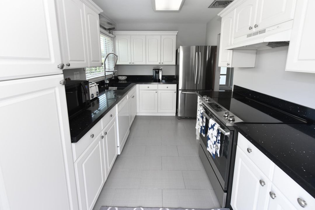 Active With Contract: $924,900 (3 beds, 2 baths, 1219 Square Feet)